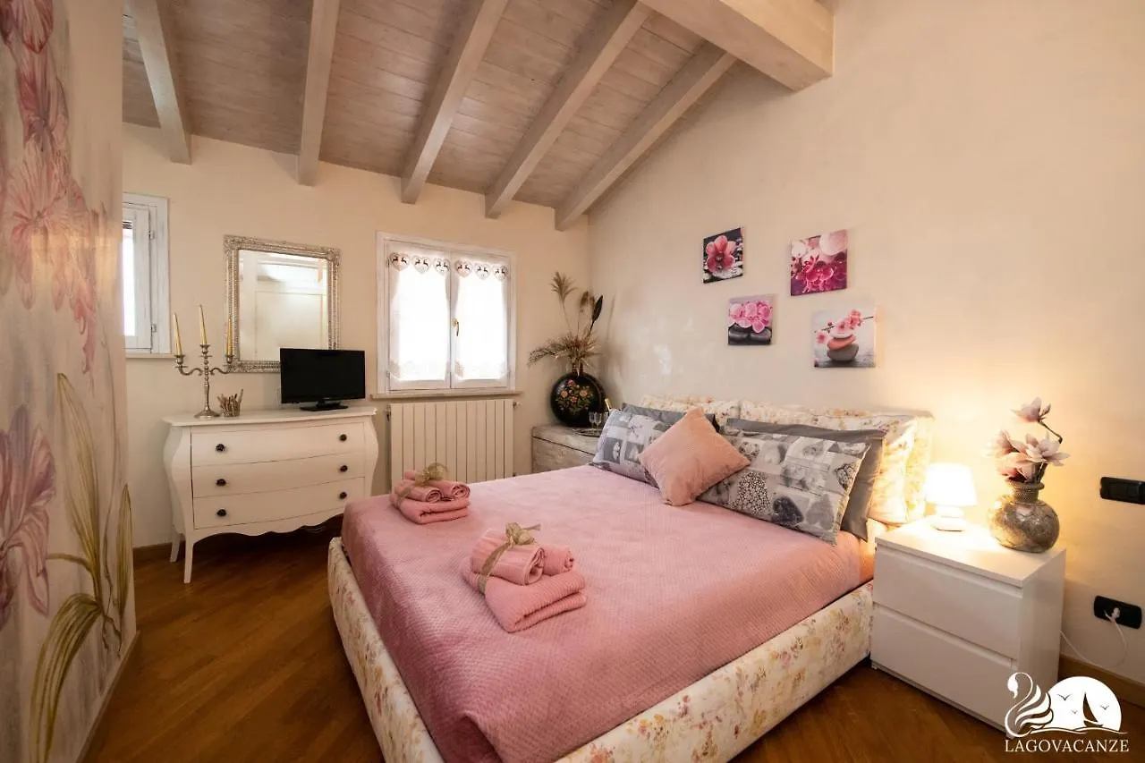 Apartment Il Rifugio Di Sally Desenzano del Garda Italy
